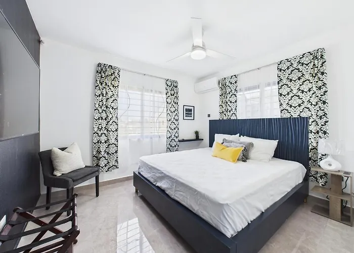 Eco-luxe Ocean View Villa, Gated With Pickleball & Pool For 10 Villa Runaway Bay