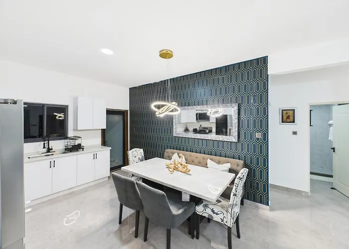 Eco-luxe Ocean View Villa, Gated With Pickleball & Pool For 10 Runaway Bay