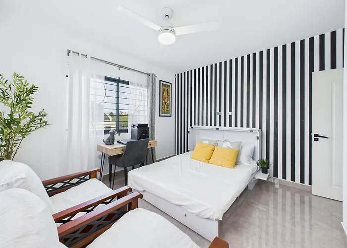 Eco-luxe Ocean View Villa, Gated With Pickleball & Pool For 10 Runaway Bay